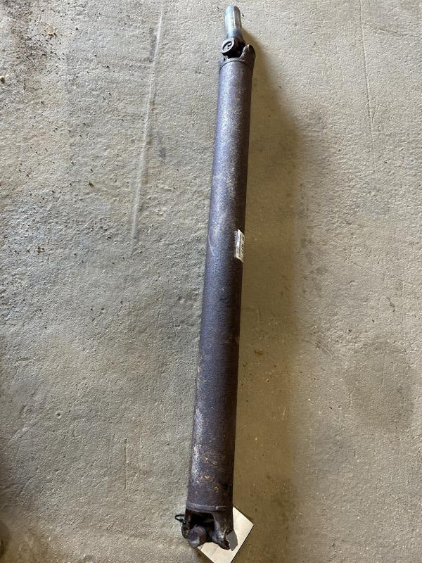 Drive Shaft from a 2004 Hummer H2, front, photo 1