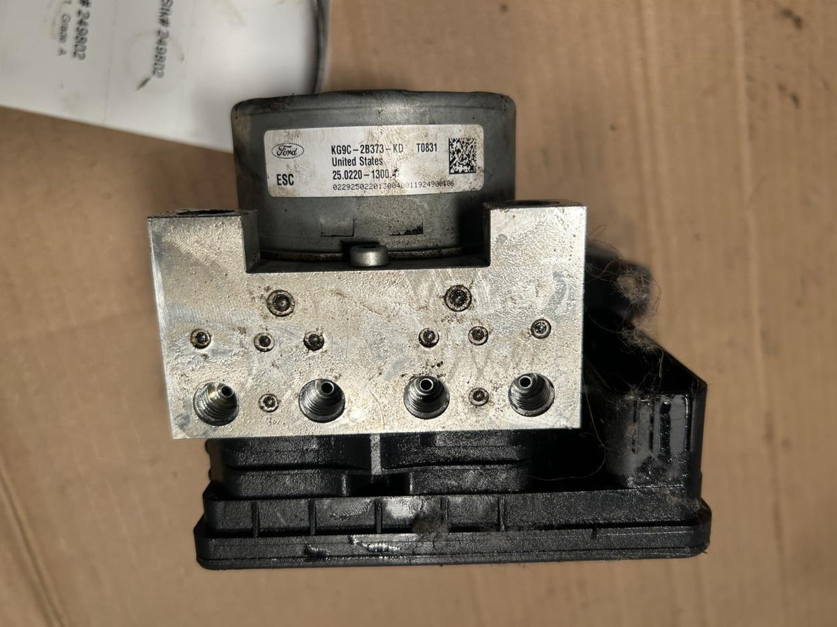 ABS Pump Module from a 2020 Ford Fusion, photo 1