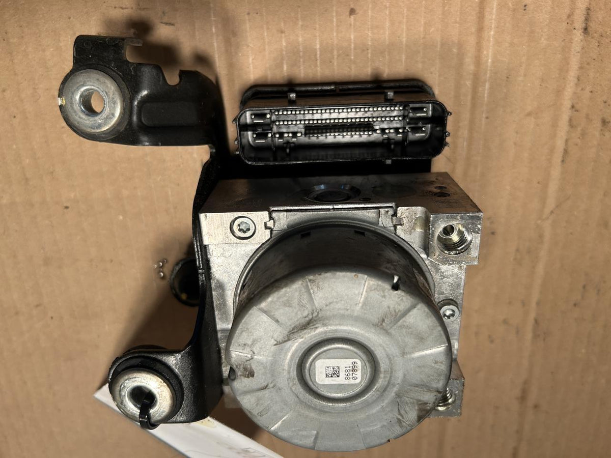 ABS Pump Module from a 2020 Ford Fusion, photo 2