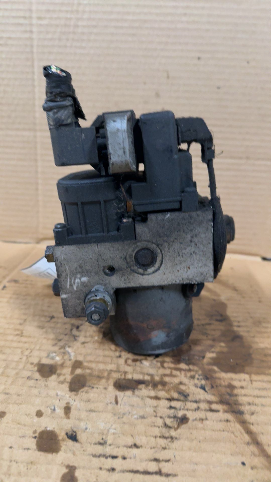 ABS Pump Module from a 2004 Ford F-150, photo 2