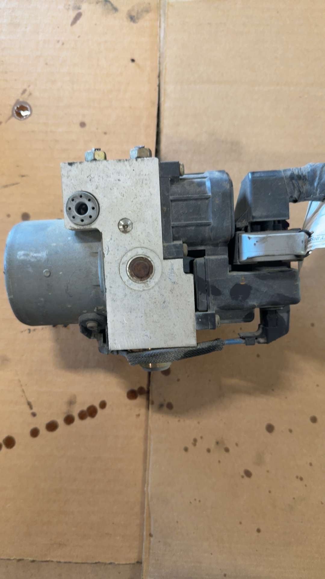 ABS Pump Module from a 2005 Ford F-150, photo 1