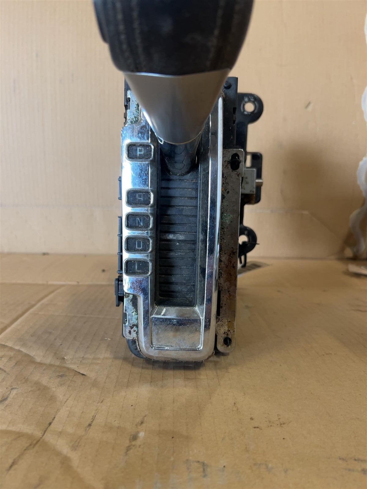Gear Shifter from a 2008 GMC Acadia, photo 2