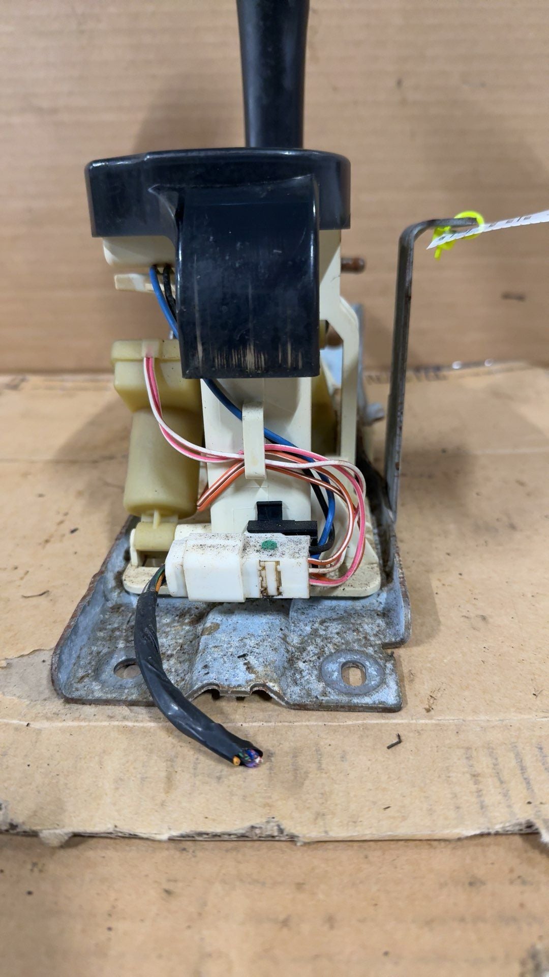 Gear Shifter from a 2002 Jeep Liberty, photo 2