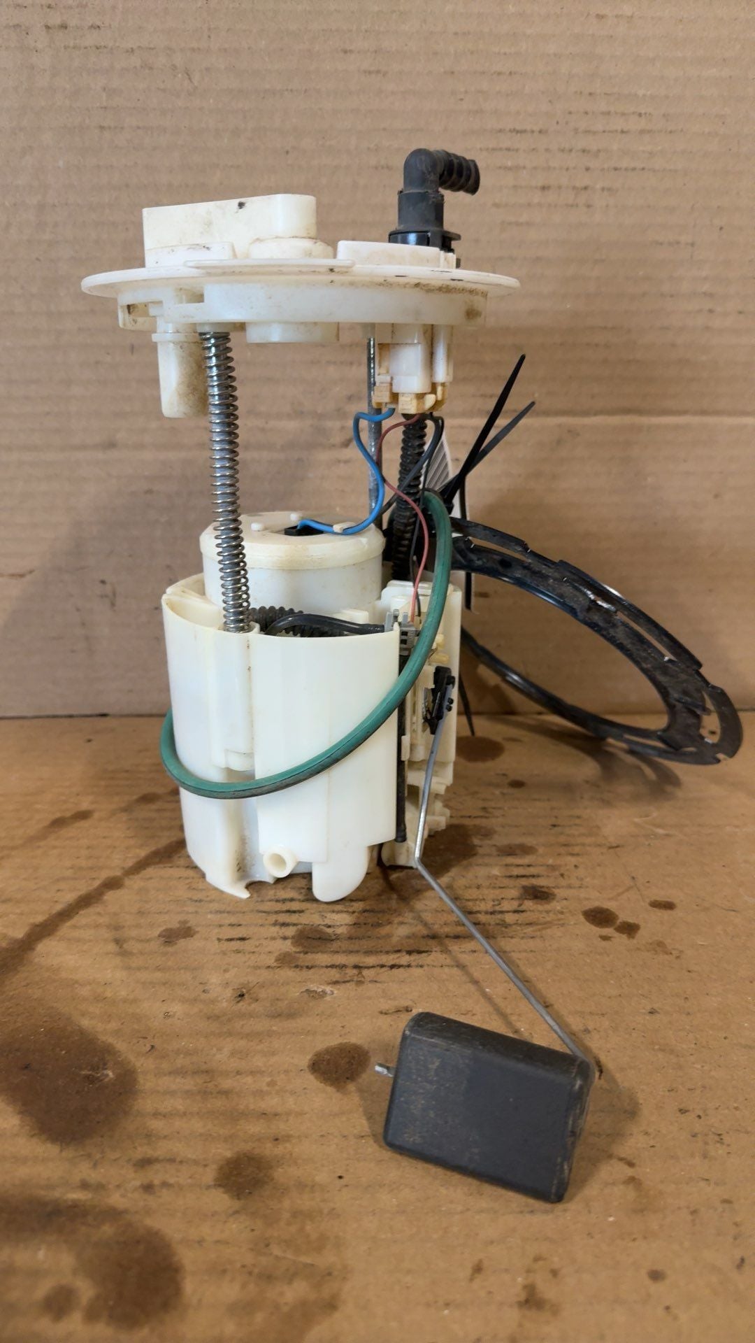 Fuel Pump from a 2010 Ford Taurus, photo 2