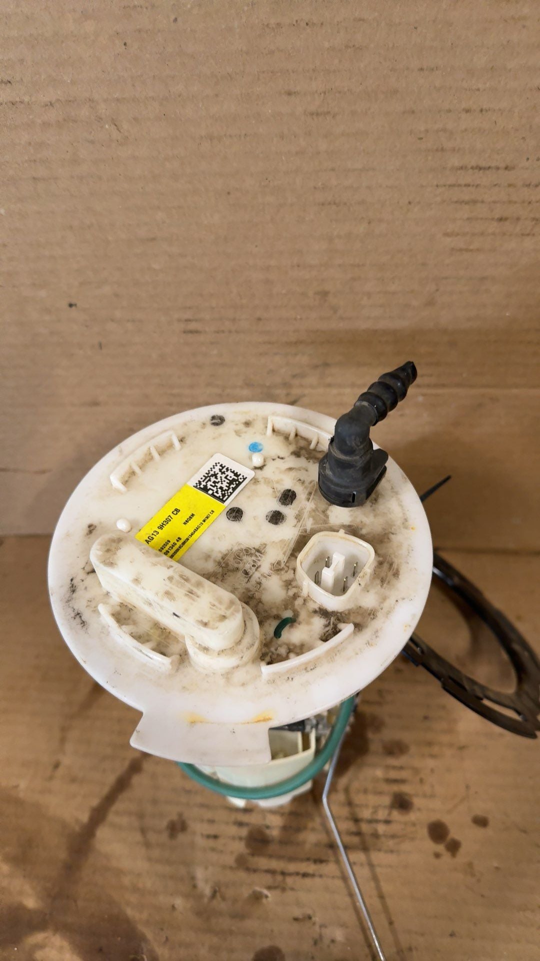 Fuel Pump from a 2010 Ford Taurus, photo 3