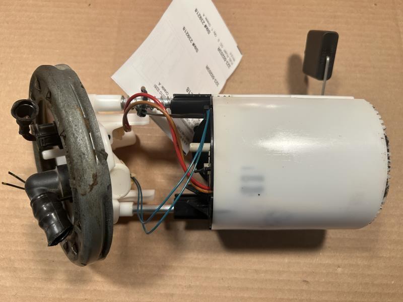 Fuel Pump from a 2010 BMW 328i, right side, photo 1