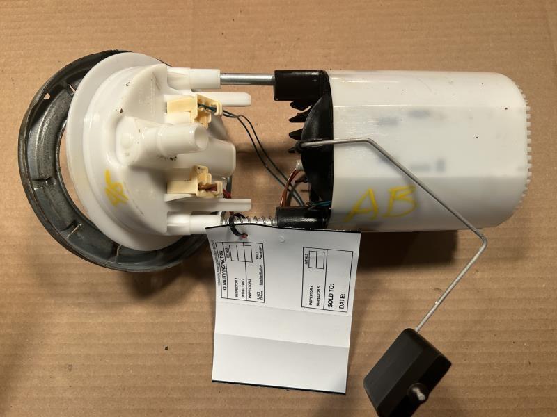 Fuel Pump from a 2010 BMW 328i, right side, photo 2