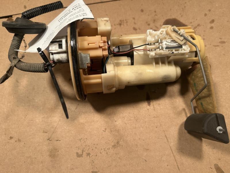 Fuel Pump from a 2007 Toyota, photo 2