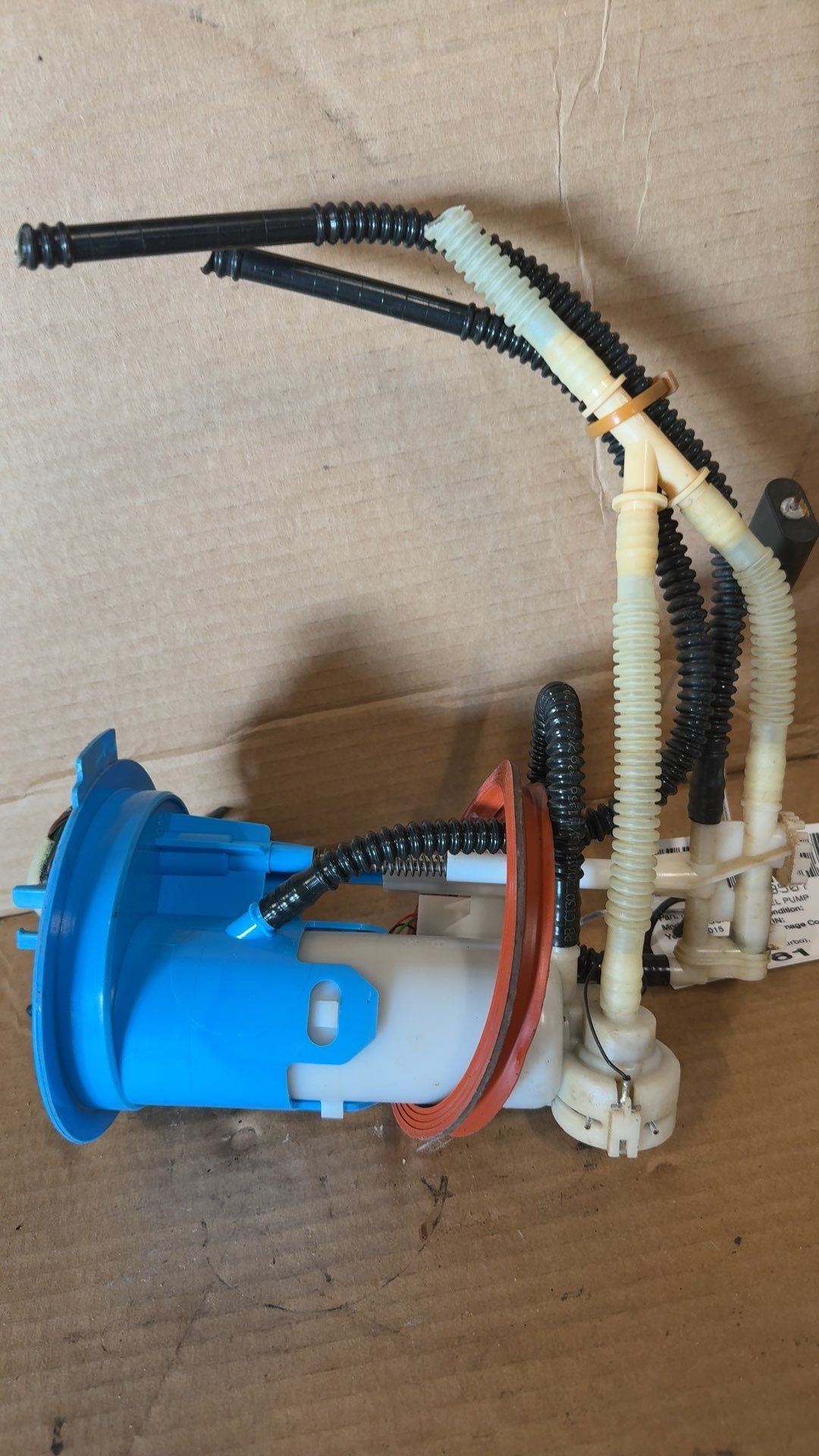 Fuel Pump from a 2015 Volkswagen Tiguan, photo 2