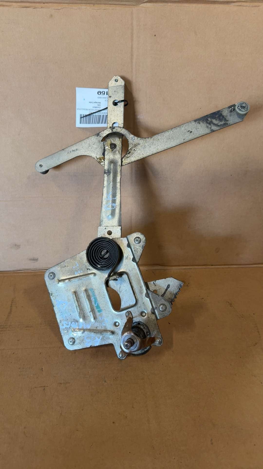 Window Regulator from a 1999 GMC Sonoma, front, left side, photo 1