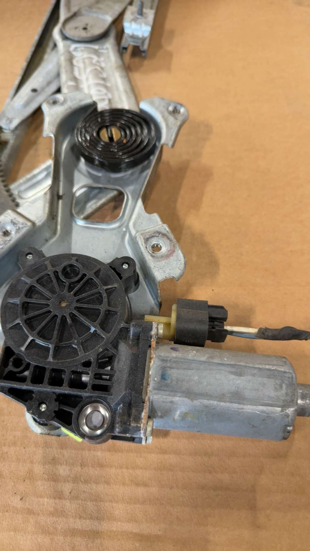 Window Regulator from a 2002 Dodge Ram 1500, front, left side, photo 2