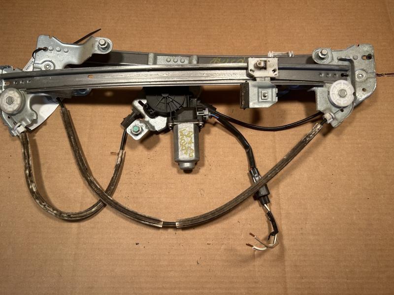 Window Regulator from a 2004 Ford F-150, front, left side, photo 1