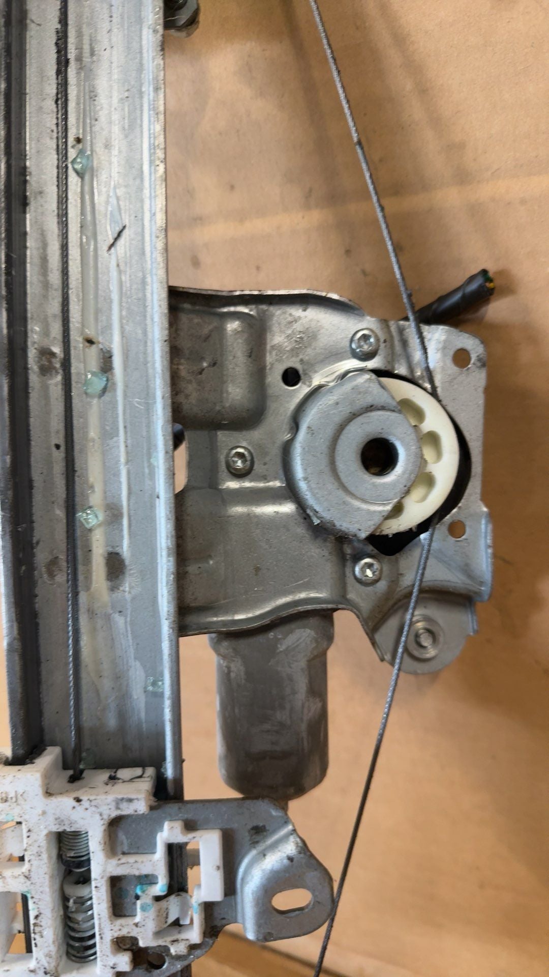 Window Regulator from a 2015 Nissan Murano, front, left side, photo 2