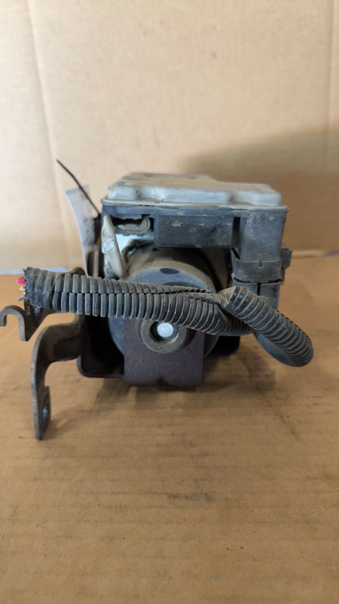 ABS Pump Module from a 2003 GMC Envoy, photo 3