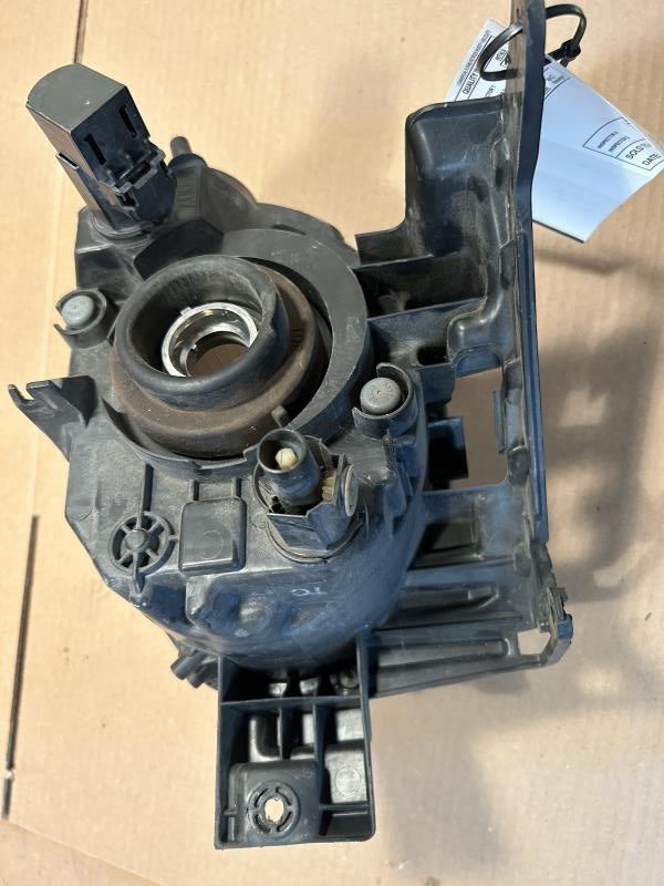 Turn Signal Light from a 2012 Nissan Juke, left side, photo 2