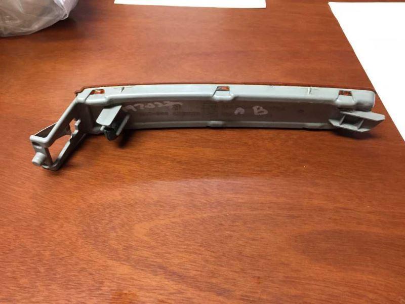 Turn Signal Light from a 2000 Mazda Millenia, right side, photo 2