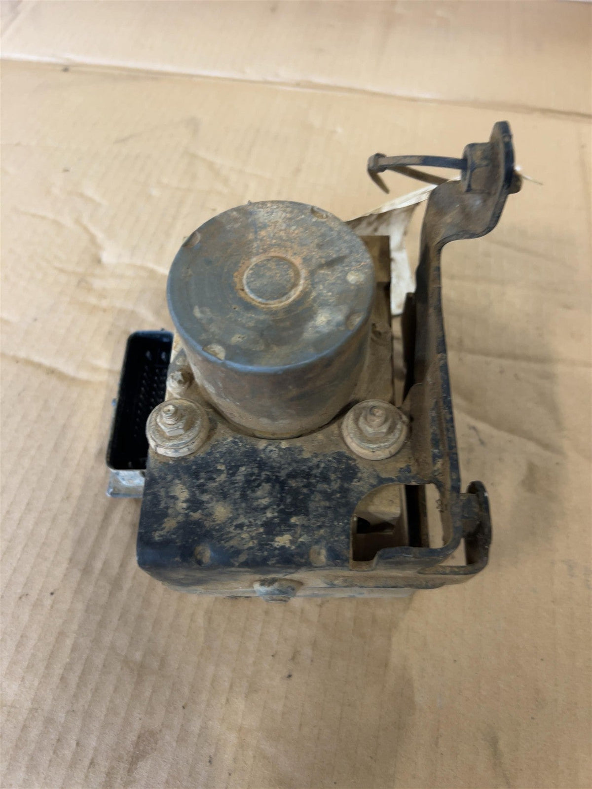 ABS Pump Module from a 2007 GMC Sierra 1500, photo 2