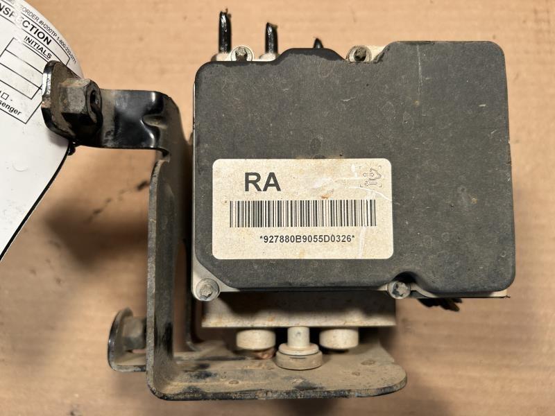 ABS Pump Module from a 2009 GMC Yukon, photo 2