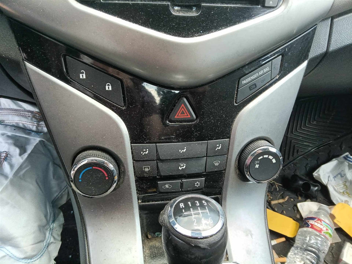 Climate Control Panel from a 2012 Chevrolet Cruze, photo 1