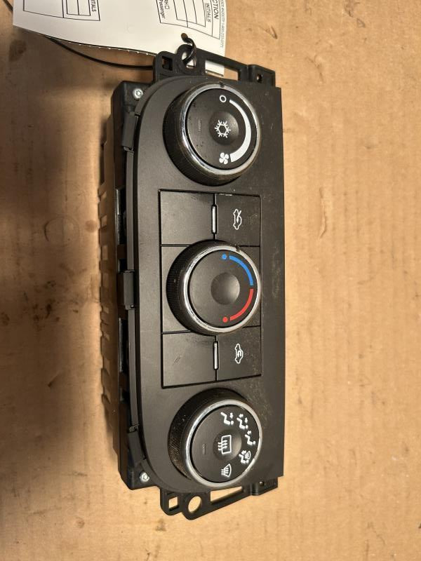 Climate Control Panel from a 2012 Chevrolet Impala, photo 2