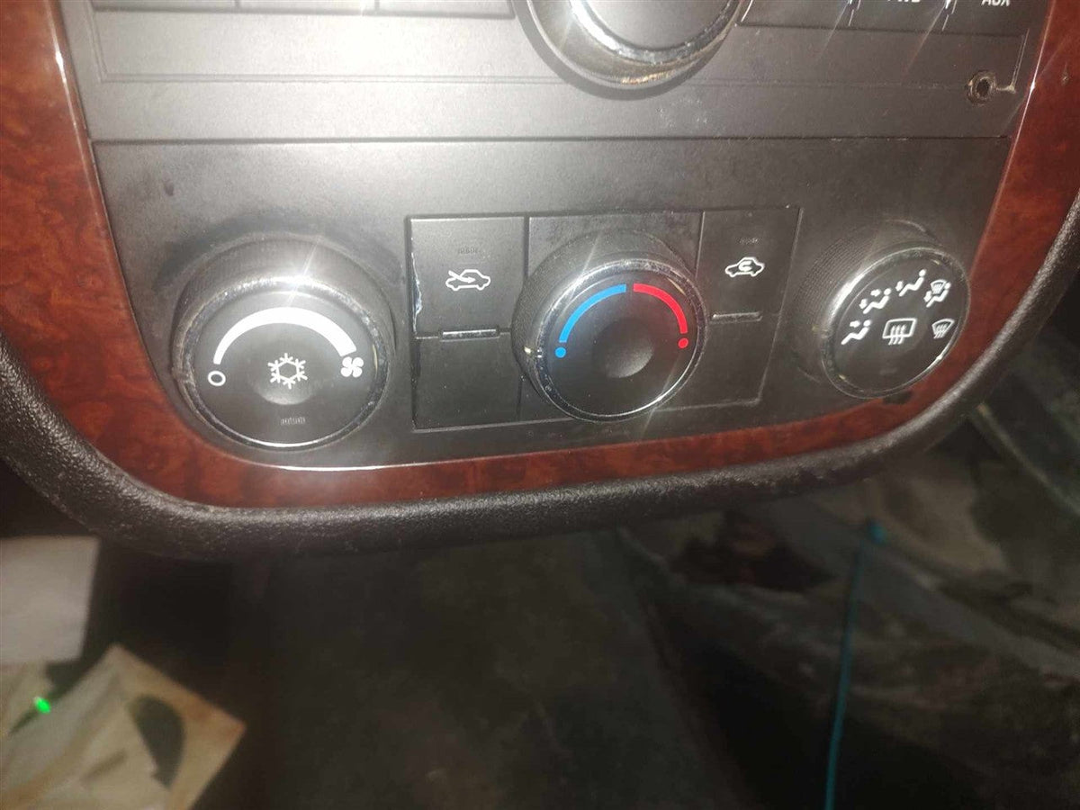 Climate Control Panel from a 2011 Chevrolet Impala, photo 1