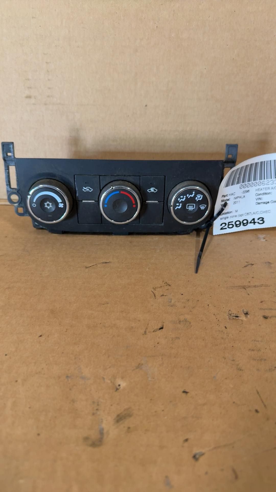 Climate Control Panel from a 2011 Chevrolet Impala, photo 2