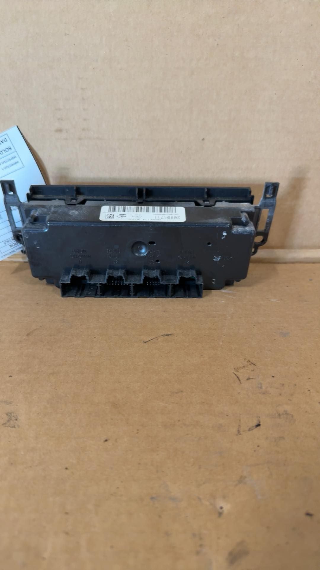 Climate Control Panel from a 2011 Chevrolet Impala, photo 3