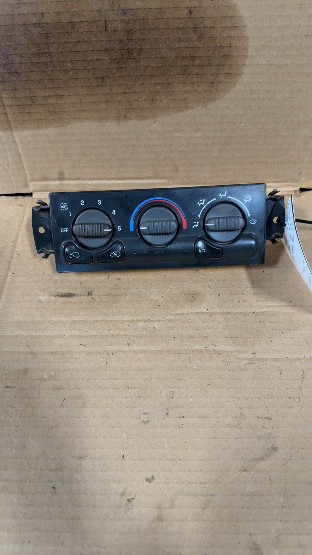Climate Control Panel from a 1999 Chevrolet Silverado 1500, photo 1