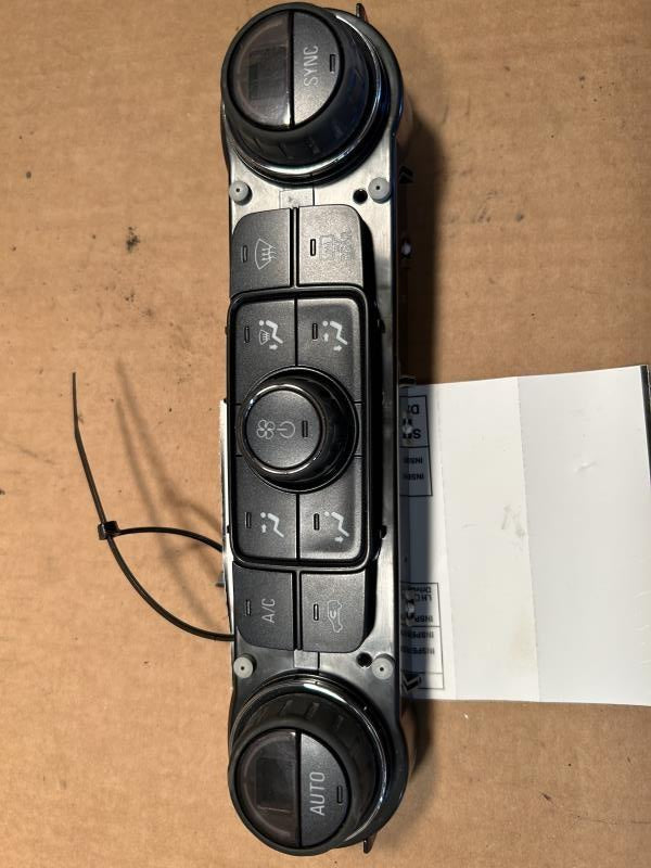 Climate Control Panel from a 2017 Chevrolet Silverado 1500, photo 1