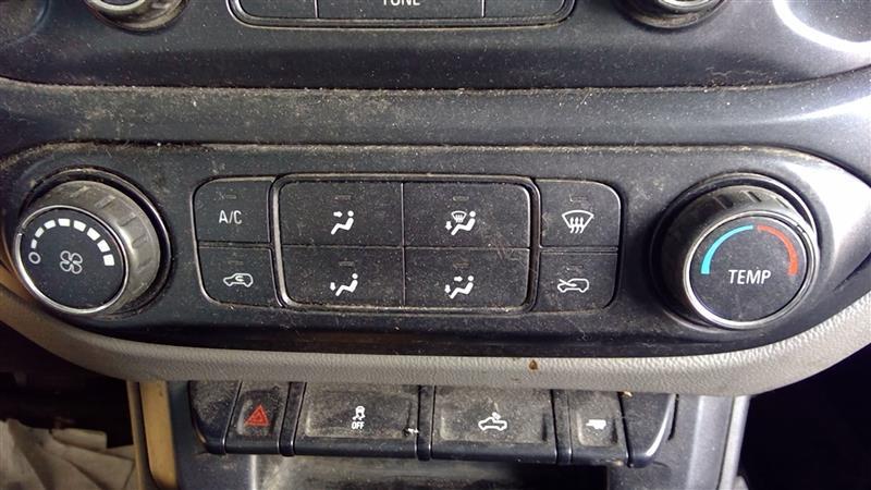 Climate Control Panel from a 2015 Chevrolet Colorado, photo 1