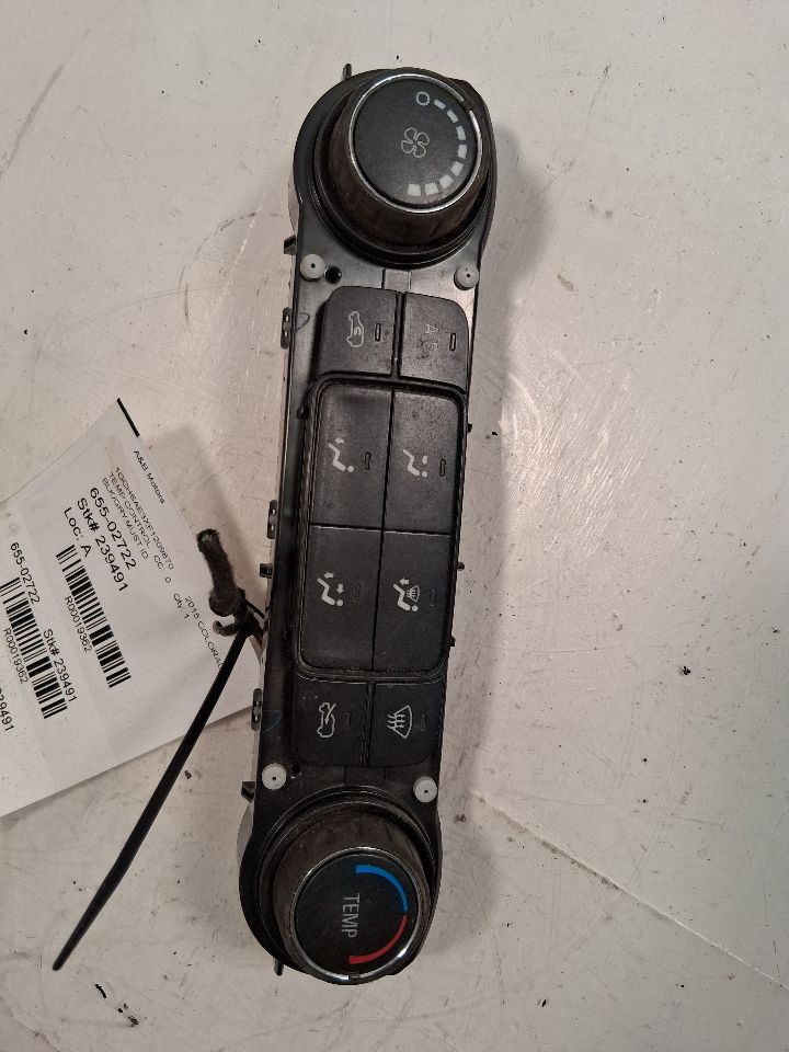Climate Control Panel from a 2015 Chevrolet Colorado, photo 2