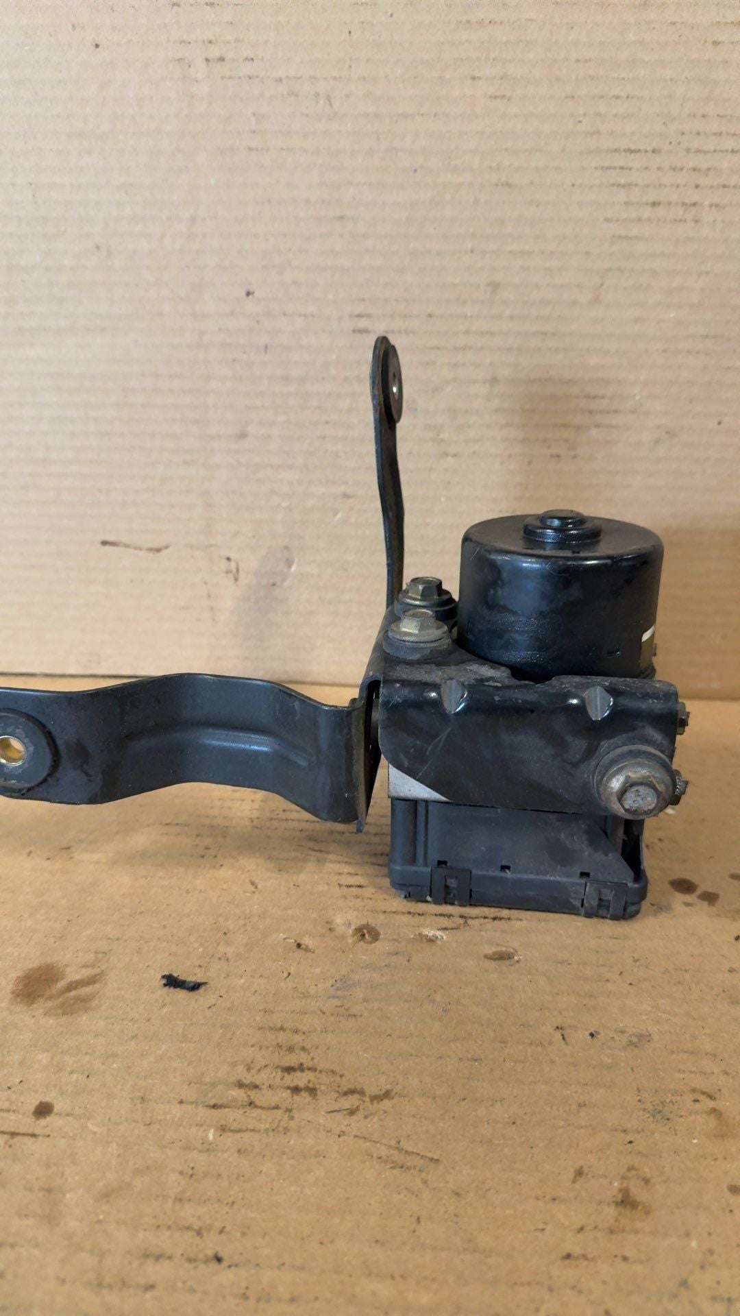 ABS Pump Module from a 2000 Jeep Grand Cherokee, photo 2