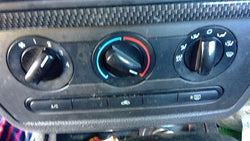 Climate Control Panel from a 2007 Ford, photo 1