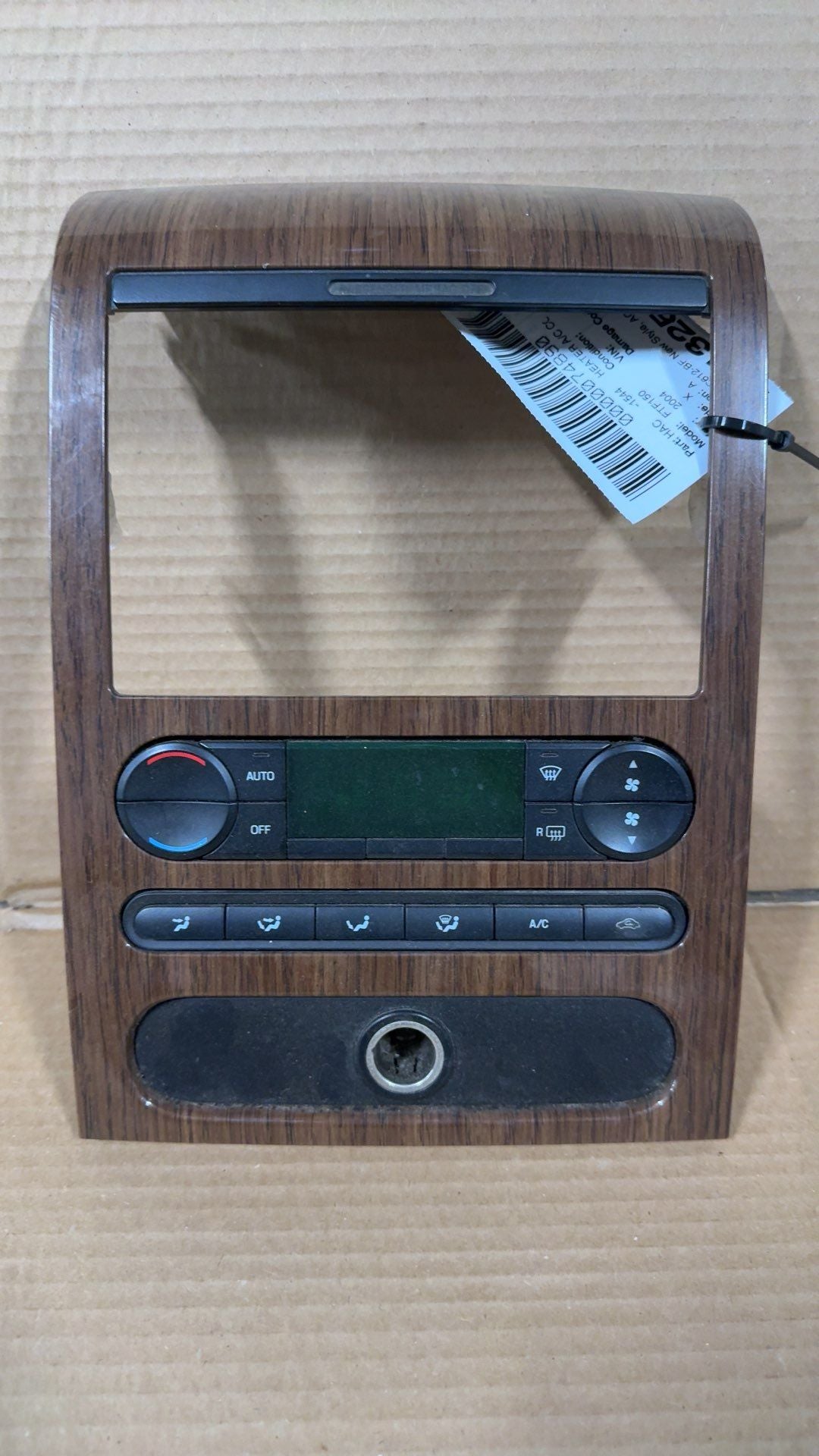 Climate Control Panel from a 2004 Ford F-150, photo 1