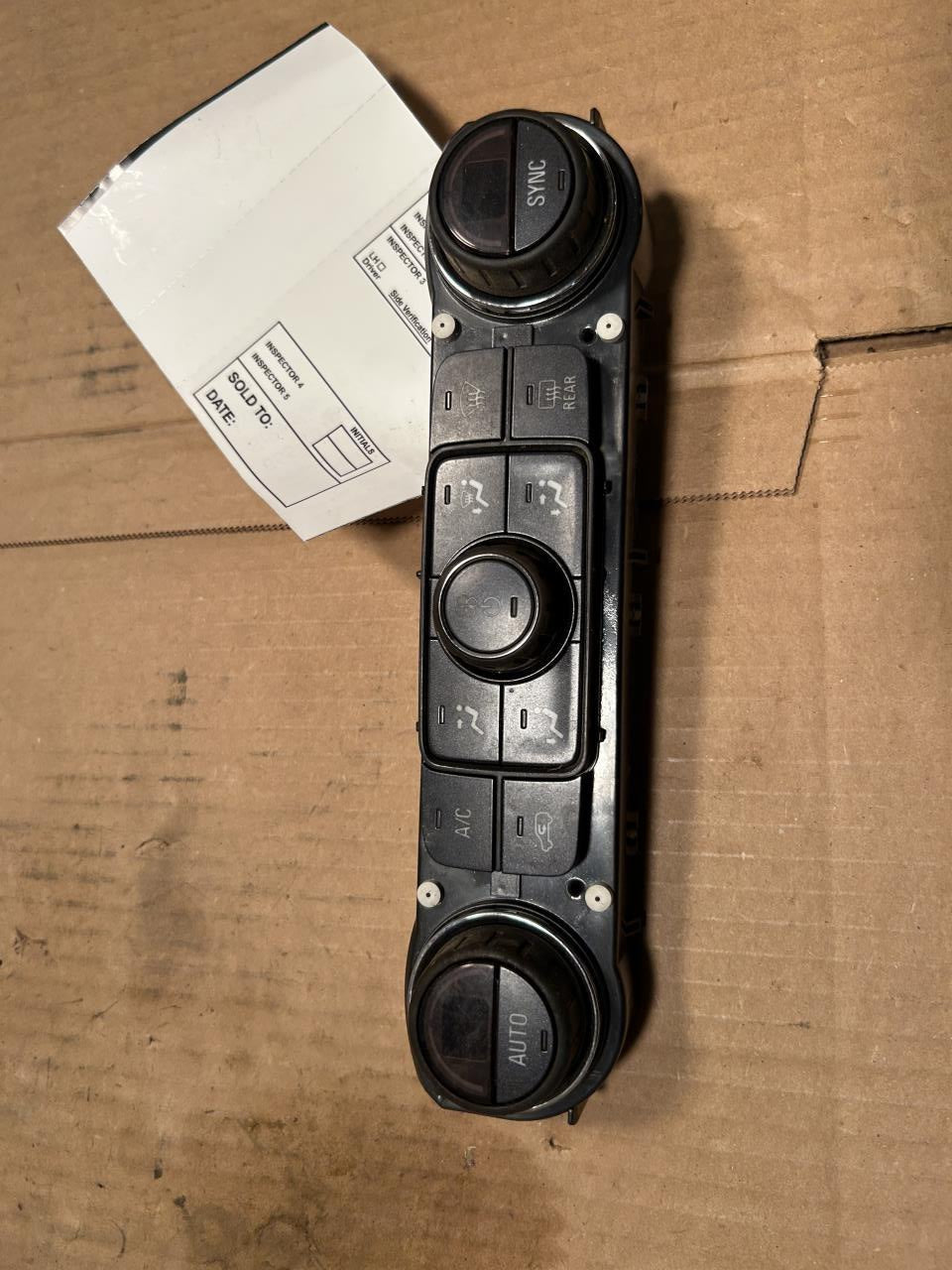 Climate Control Panel from a 2018 GMC Sierra 1500, photo 1