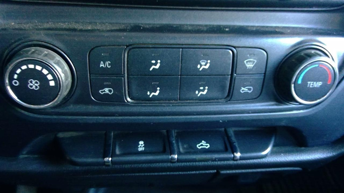 Climate Control Panel from a 2015 GMC Sierra 1500, photo 1