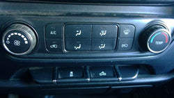 Climate Control Panel from a 2015 GMC Sierra 1500, photo 1