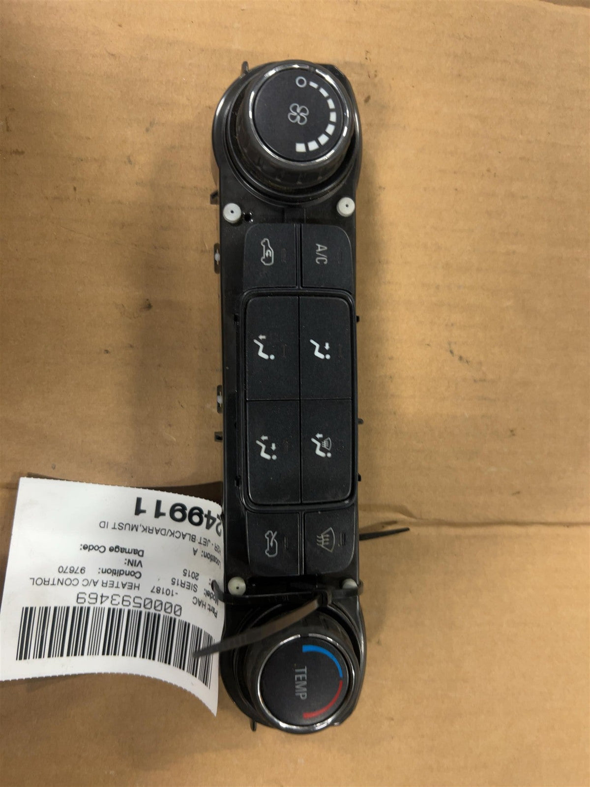 Climate Control Panel from a 2015 GMC Sierra 1500, photo 2