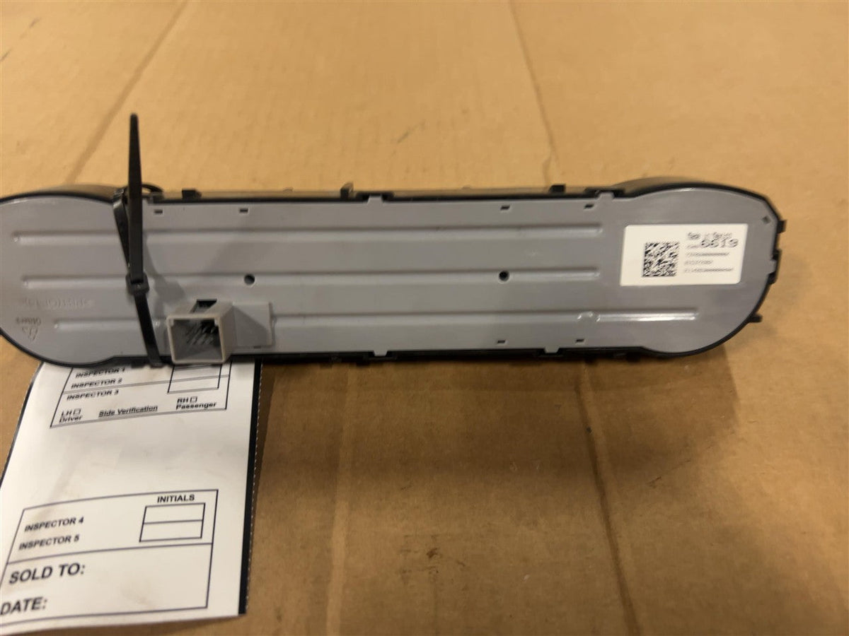 Climate Control Panel from a 2015 GMC Sierra 1500, photo 3