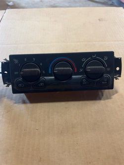 Climate Control Panel from a 2001 GMC Yukon, photo 1