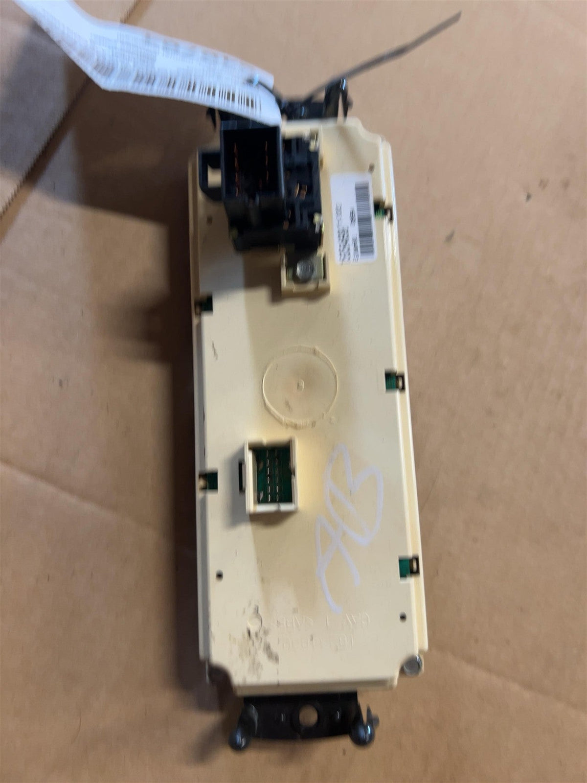 Climate Control Panel from a 2001 GMC Yukon, photo 2