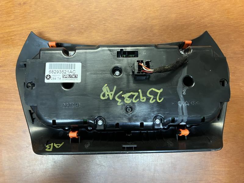 Climate Control Panel from a 2018 Jeep Cherokee, photo 3
