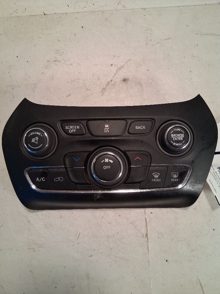 Climate Control Panel from a 2018 Jeep Cherokee, photo 2