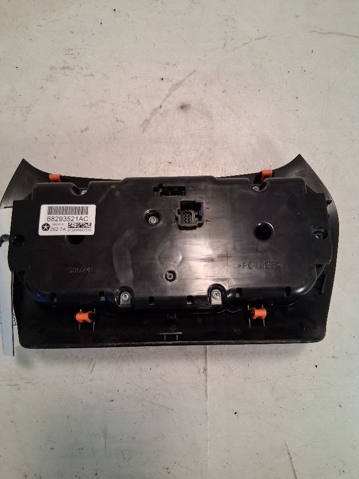 Climate Control Panel from a 2018 Jeep Cherokee, photo 3