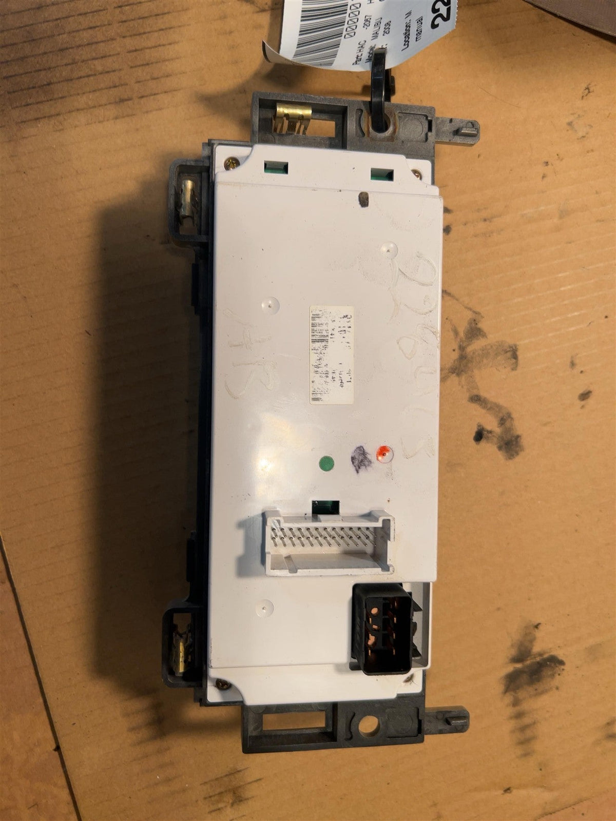 Climate Control Panel from a 2008 Chevrolet Malibu, photo 2