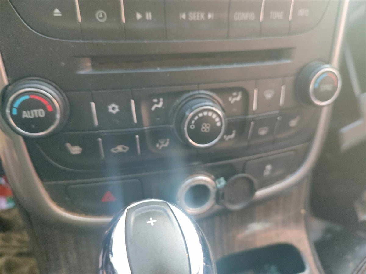 Climate Control Panel from a 2015 Chevrolet Malibu, photo 1