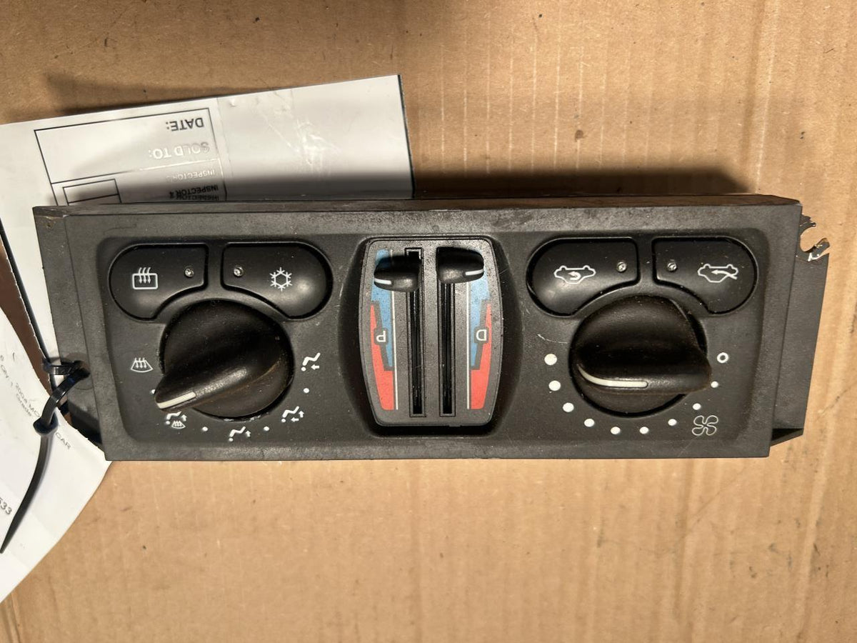 Climate Control Panel from a 2004 Chevrolet Monte Carlo, photo 1