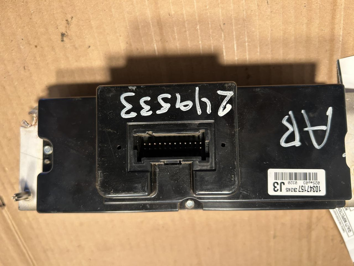 Climate Control Panel from a 2004 Chevrolet Monte Carlo, photo 2
