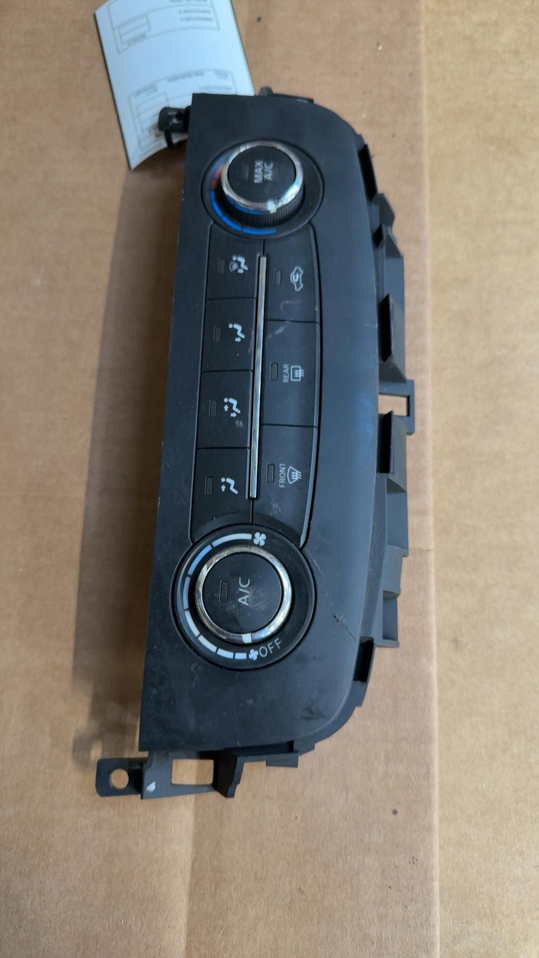 Climate Control Panel from a 2017 Nissan Altima, photo 1