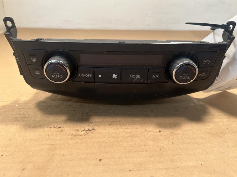 Climate Control Panel from a 2015 Nissan Altima, photo 1